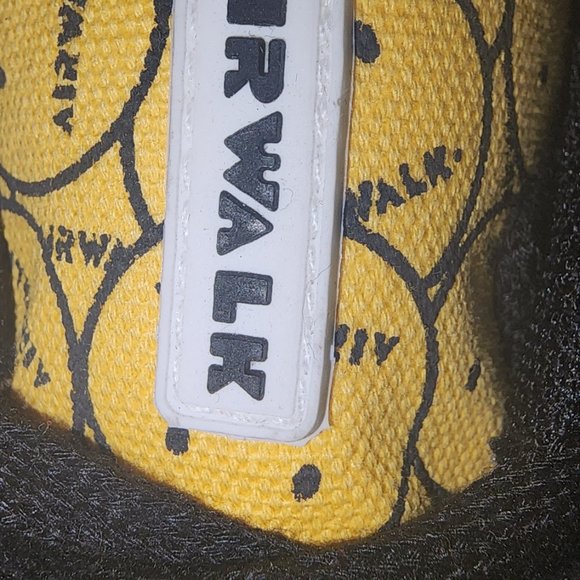 COPY - NEVER WORN Airwalk Smiley Face Black and Yellow Boys Skate Shoes 4y - Picture 2 of 9